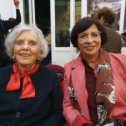 La escritora Elena Poniatovska acompaña a la maestra Kyra Galván, una de las más importantes poetisas mexicanas